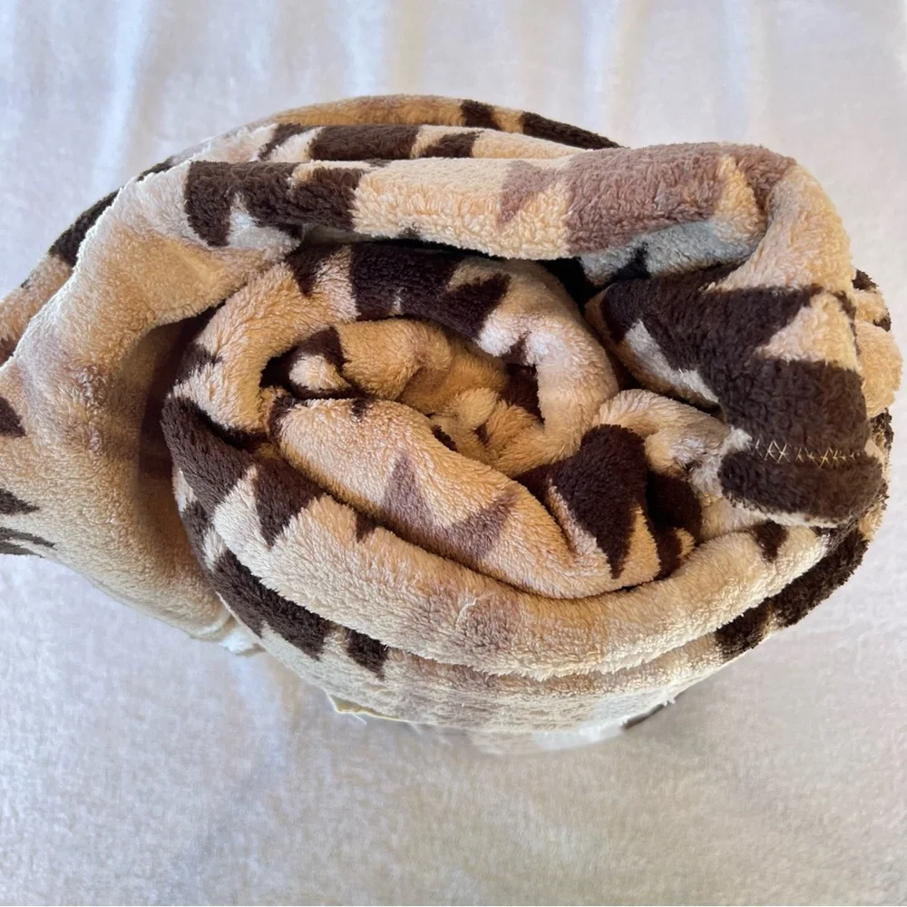 FLEECE THROW SOUTHWESTERN BROWN NEUTRAL COLORS 60”x 80” NWT